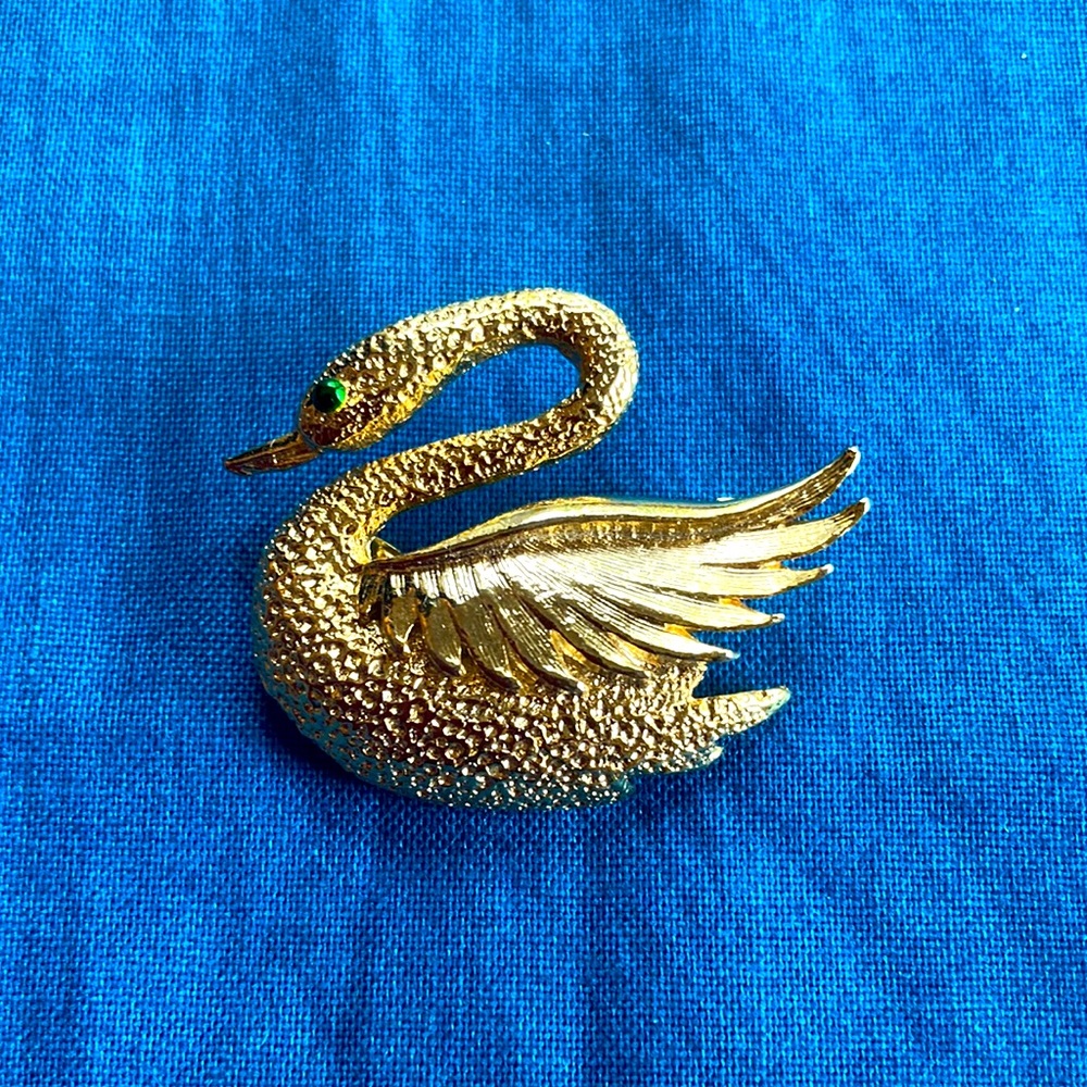 Swan pin by Gerry’s